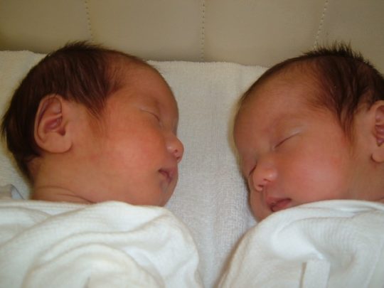 双子の妊娠はいつわかる？検査薬の反応やつわりなどの辛さも異なる？